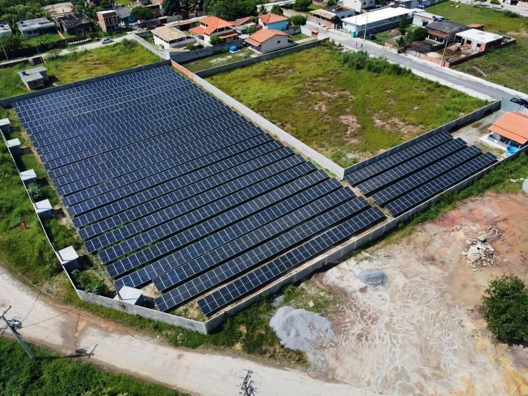 Visão aérea de um canteiro de obras moderno ao amanhecer